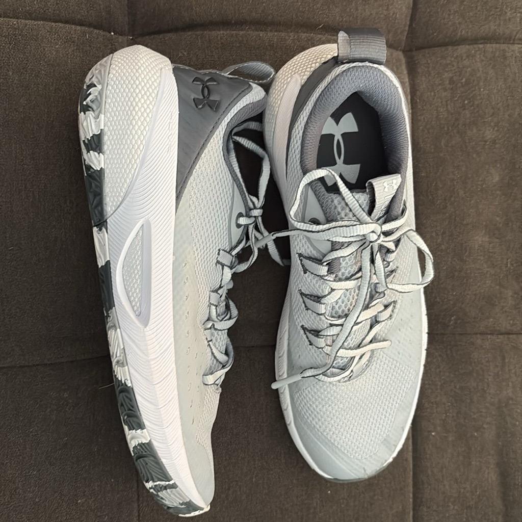 Women’s Under Armour Hover Ascent Basketball Court Shoe Size 9.5 - Grey